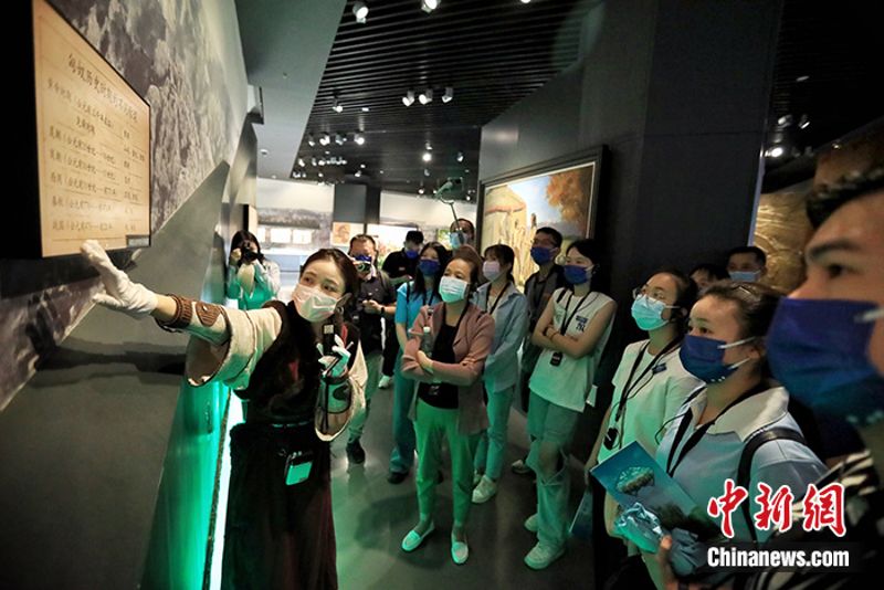 7月24日,40余位两岸青年走进呼和浩特市昭君博物院参访,了解内蒙古人文历史和各民族交流交融故事。 中新社记者 李雪峰 摄 7月24日,40余位两岸青年走进呼和浩特市昭君博物院参访,了解内蒙古人文历史和各民族交流交融故事。 中新社记者 李雪峰 摄