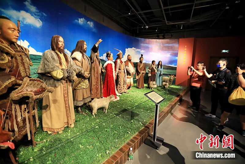 7月24日,40余位两岸青年走进呼和浩特市昭君博物院参访,了解内蒙古人文历史和各民族交流交融故事。 中新社记者 李雪峰 摄 7月24日,40余位两岸青年走进呼和浩特市昭君博物院参访,了解内蒙古人文历史和各民族交流交融故事。 中新社记者 李雪峰 摄