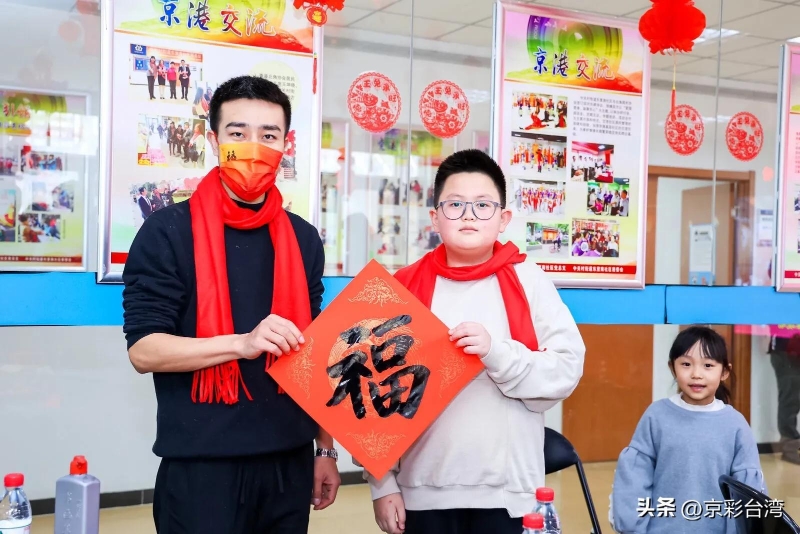 写福字、制花灯,身临其境品味传统文化 写福字、制花灯,身临其境品味传统文化