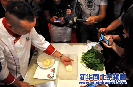 6月16日,厨师在第五届“海峡两岸美食文化论坛”现场展示刀切豆腐“菊花”的技艺。新华网北京频道发 王俊峰摄